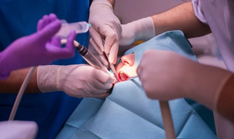 Phẫu thuật cắt amidan giúp ngăn ngừa các biến chứng của bệnh viêm amidan mãn tính
