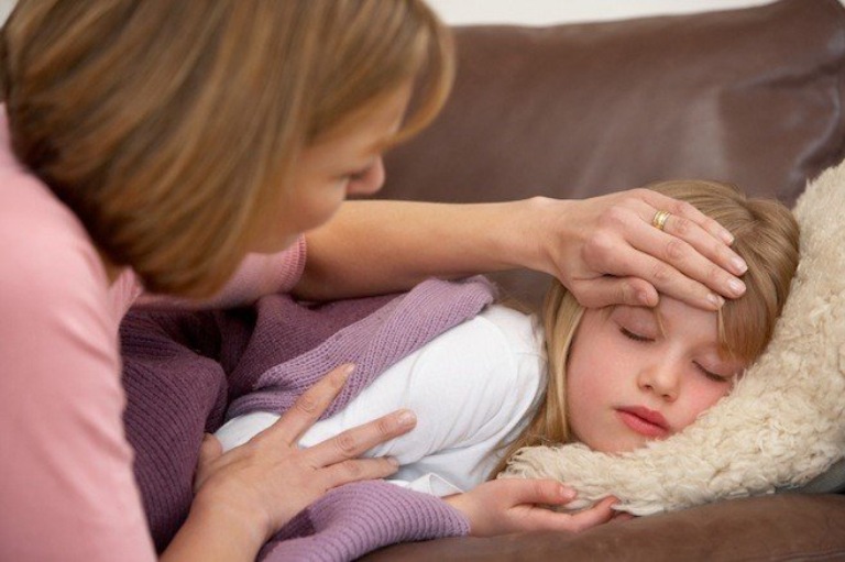 Sốt cao là triệu chứng thường gặp ở trẻ khi bệnh viêm amidan cấp khởi phát