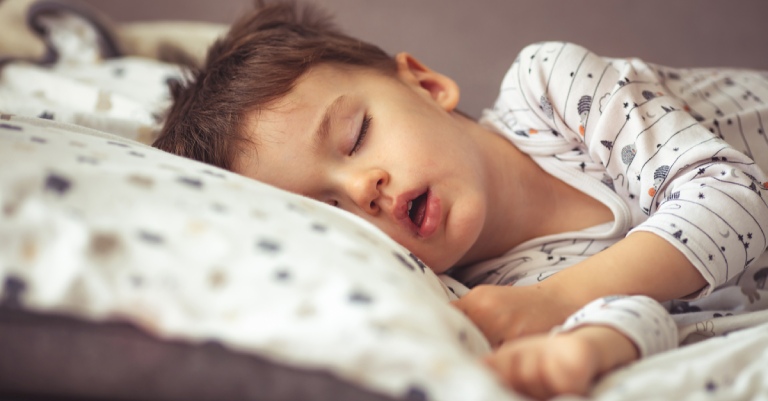 Phì đại amidan khiến trẻ gặp khó khăn khi hô hấp trong lúc ngủ