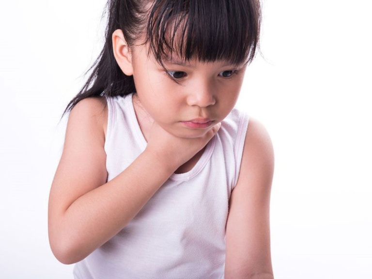 Viêm amidan cấp rất dễ khởi phát ở trẻ em do sự tấn công ồ ạt của vi khuẩn