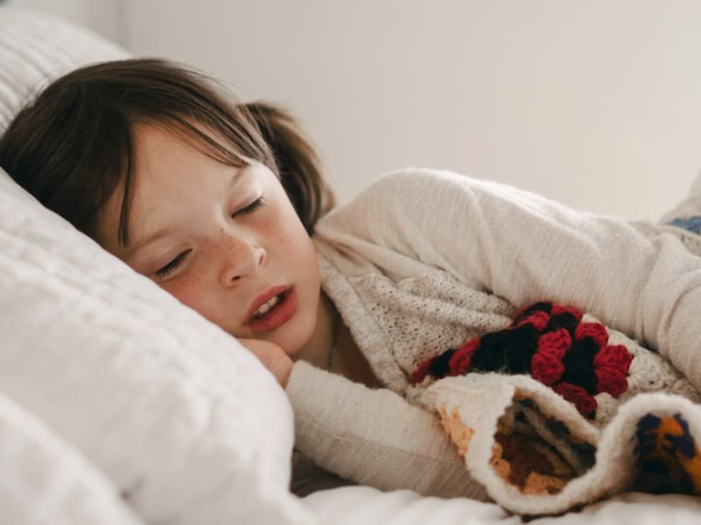 Trẻ em bị viêm amidan rất dễ gặp phải tình trạng ngủ ngáy do khối amidan phì đại 