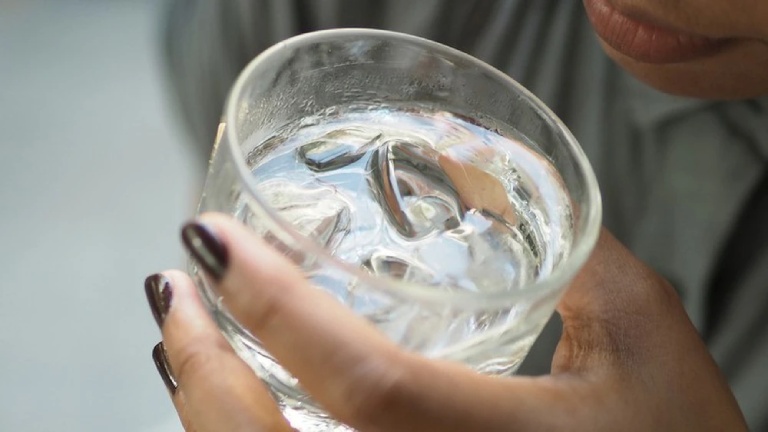 Uống nước đá lạnh khi bị viêm amidan có nên không?