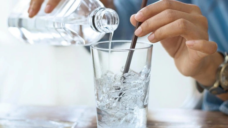 Người bị viêm amidan cần hạn chế uống nước đá lạnh để giảm nhẹ triệu chứng của bệnh