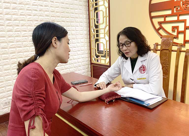 Bác sĩ Lê Phương trực tiếp khám và điều trị cho người bệnh