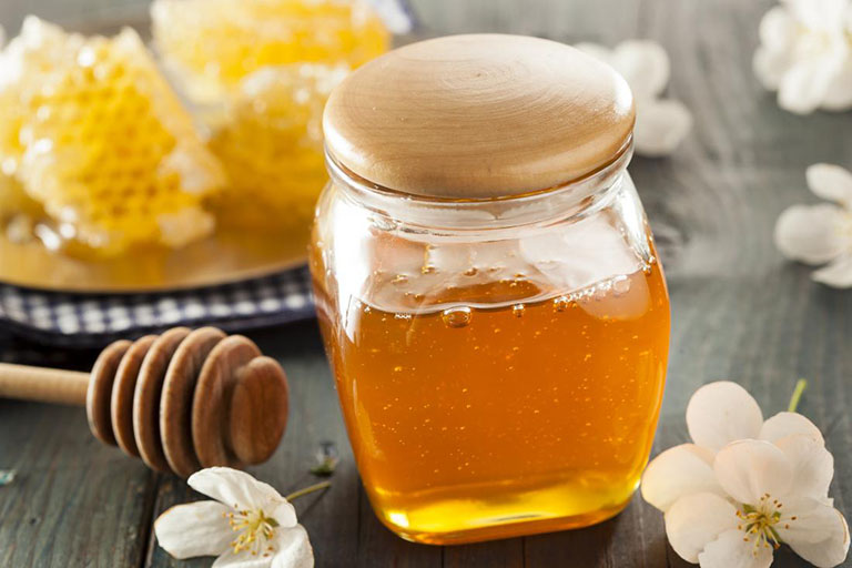 Uống nước mật ong ấm mỗi ngày