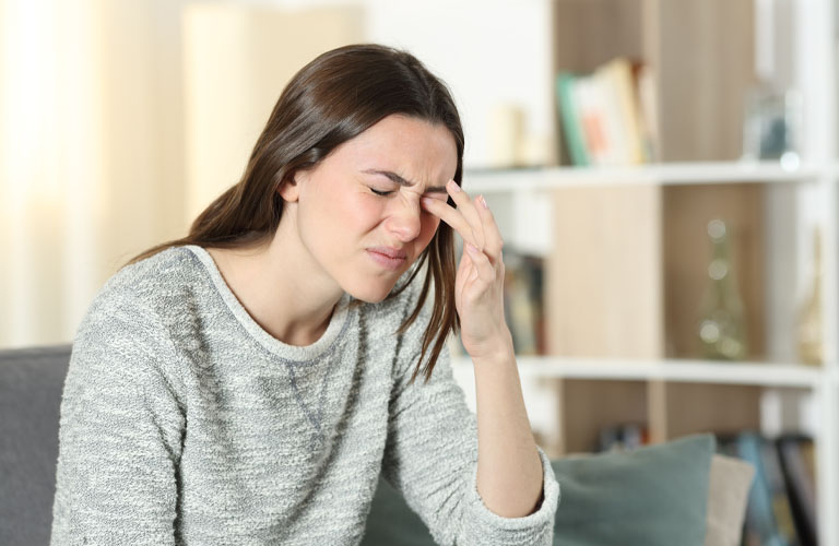 Viêm xoang gây ngứa mắt thường do viêm mũi dị ứng kéo dài hoặc có biến chứng ở mắt