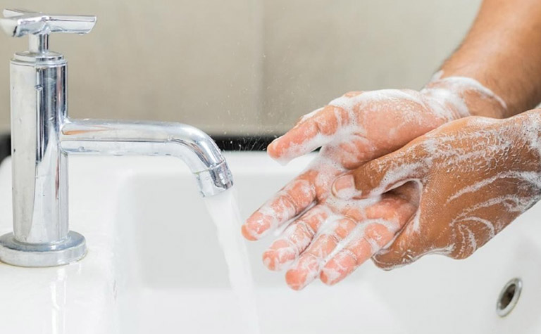 Thường xuyên rửa tay sạch sẽ với xà phòng