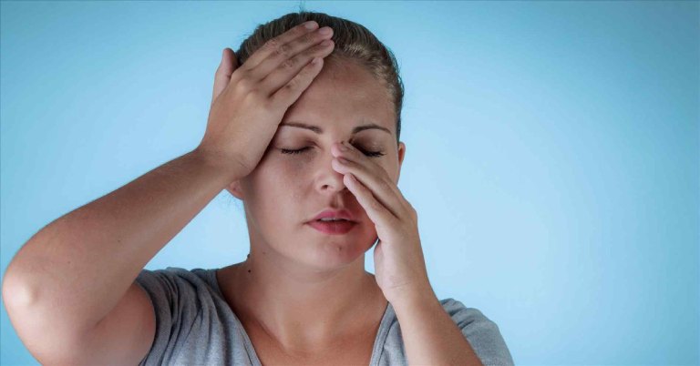 Rất nhiều người gặp phải tình trạng viêm mũi dị ứng gây đau đầu