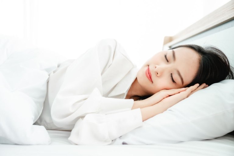 Kê cao gối sẽ giúp cải thiện chất lượng giấc ngủ khi bị viêm xoang