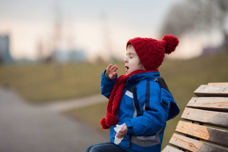 Bệnh viêm xoang rất dễ khởi phát ở trẻ em khi trời chuyển lạnh