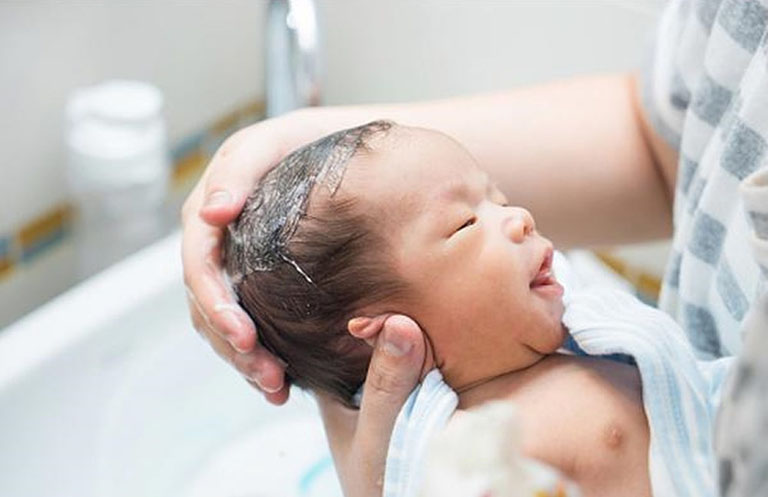 trẻ sơ sinh bị viêm phế quản có nên tắm
