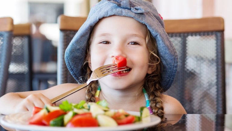 Khuyến khích trẻ ăn nhiều rau xanh và trái cây tươi giúp tăng đề kháng 