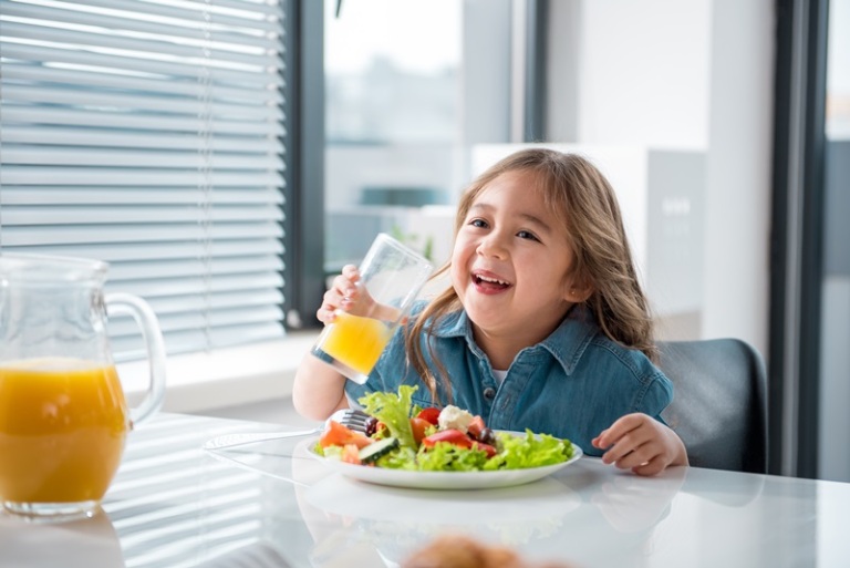 Trẻ bị viêm tai giữa cần được ăn uống đúng cách để hỗ trợ quá trình điều trị bệnh nhanh mang lại hiệu quả