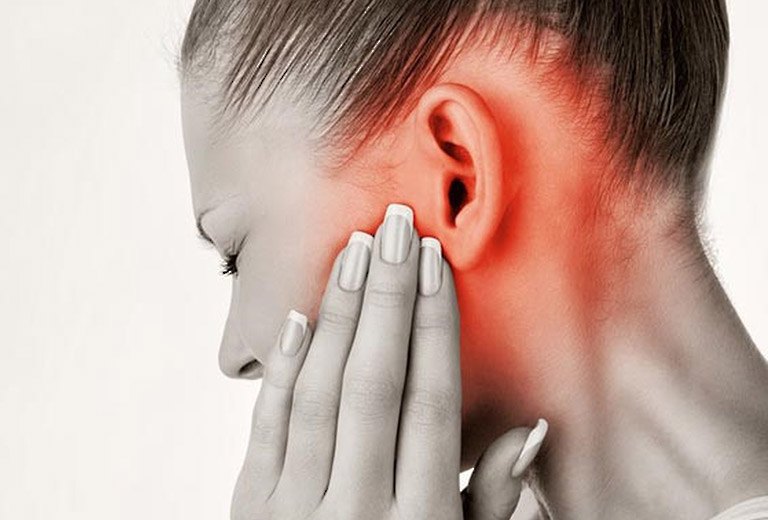 Đau nhức tai là triệu chứng thường gặp ở bệnh viêm tai giữa có mủ