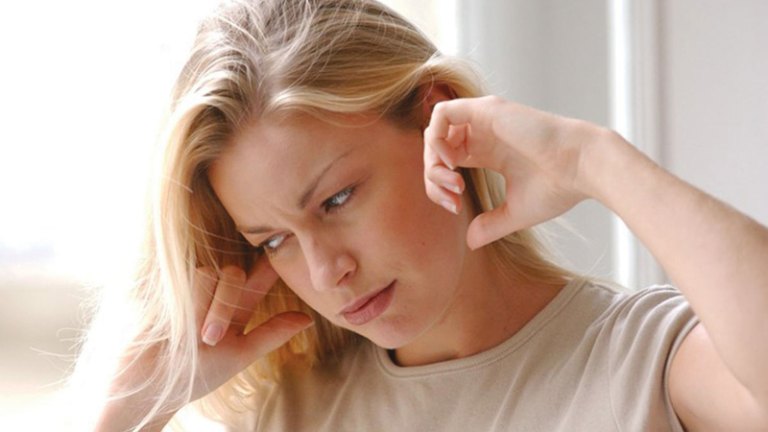 Cảm giác ù tai, đầy tai, nặng tai là triệu chứng thường gặp của bệnh