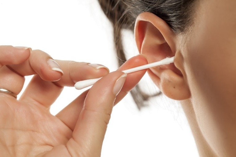 Thói quen vệ sinh tai không đúng cách sẽ làm gia tăng nguy cơ khởi phát bệnh