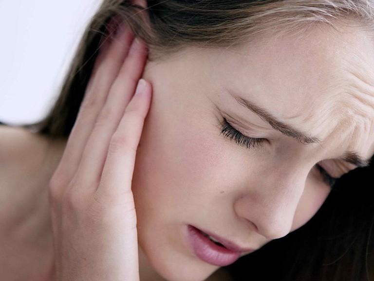 Viêm tai giữa xung huyết gây đau nhức tai và ảnh hưởng đến thính lực