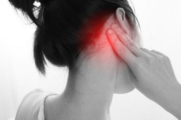 Đau tai kèm theo sốt, đau đầu, chảy mủ tai là những triệu chứng thường gặp ở người bị viêm tai xương chũm