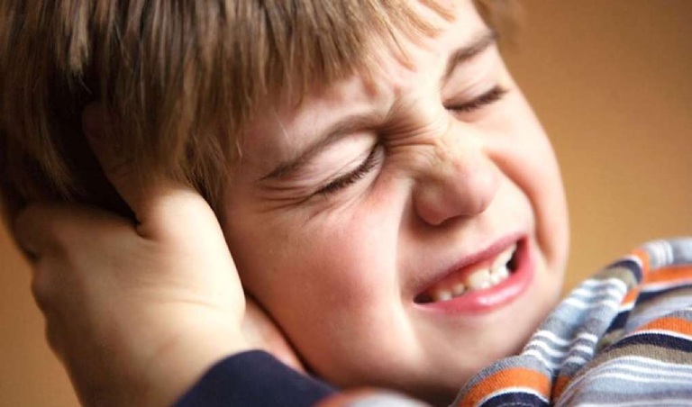 Viêm tai xương chũm khiến trẻ phải đối mặt với tình trạng đau nhức trong tai với mức độ nghiêm trọng