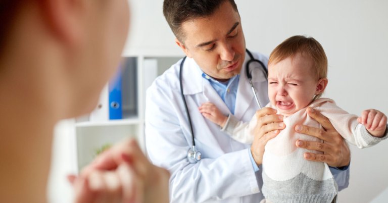 Trẻ bị viêm tiểu phế quản nên được chăm sóc và điều trị theo hướng dẫn của bác sĩ