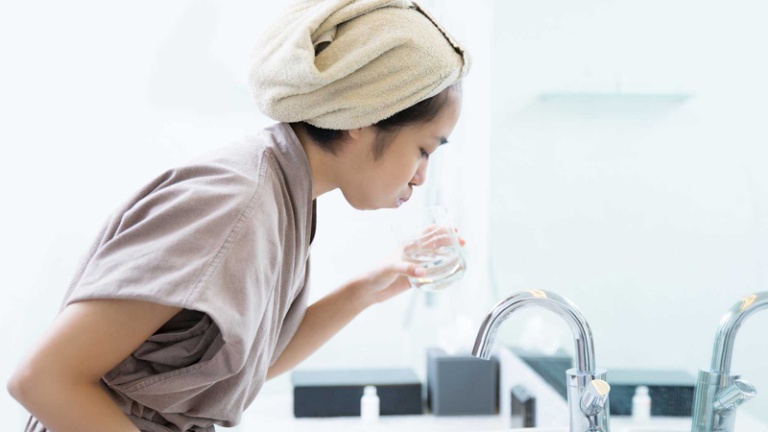 Sử dụng nước muối sinh lý là phương pháp giúp làm sạch họng hiệu quả được nhiều người đánh giá cao