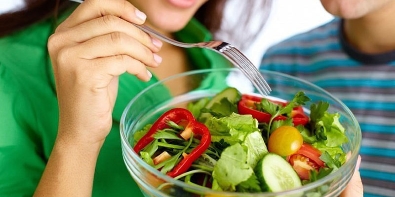 Ngoài cà chua, bạn nên bổ sung nhiều rau xanh khác trong chế độ ăn hàng ngày