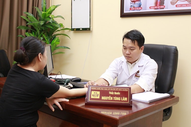 Lương y Nguyễn Tùng Lâm thăm khám cho bệnh nhân 
